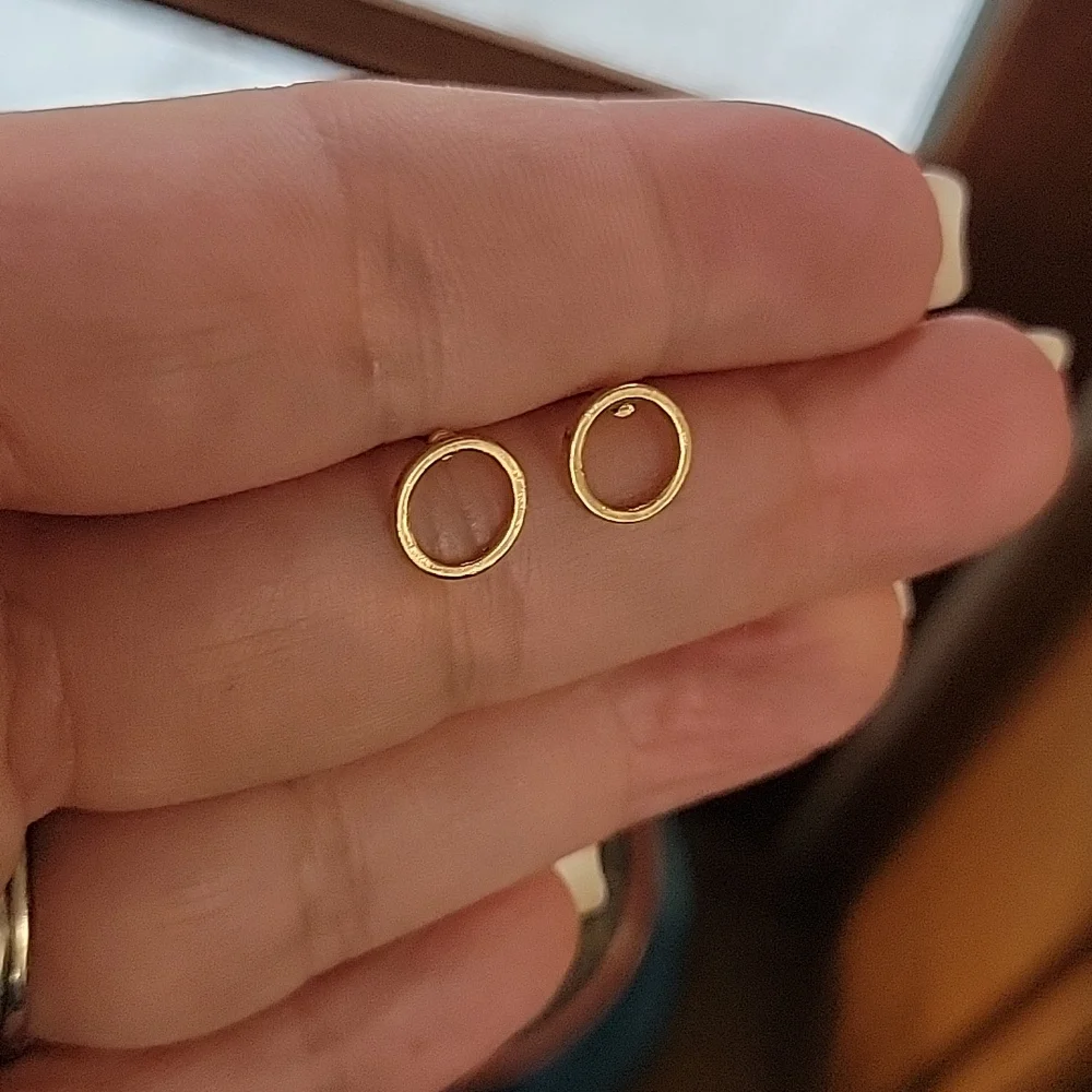 Petit Hollow Stud Earrings - Picture 4 of 4